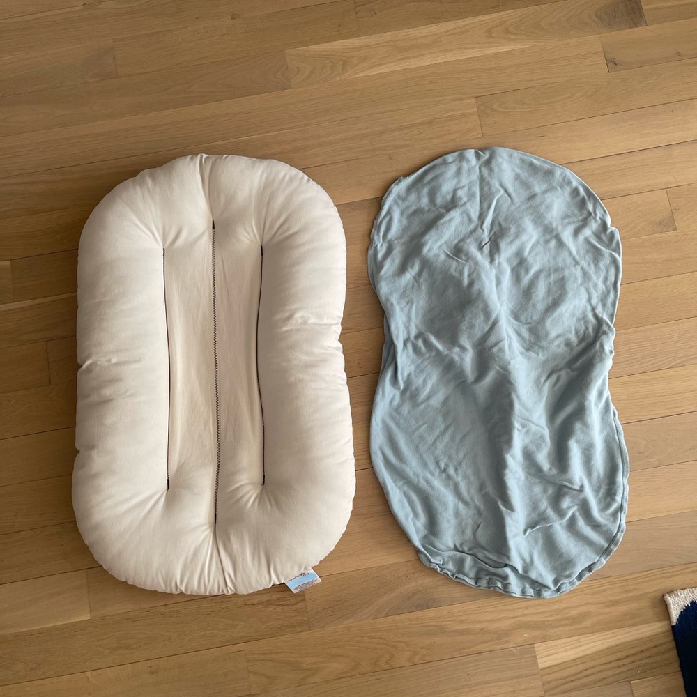 Snuggle me organic with blue cover
